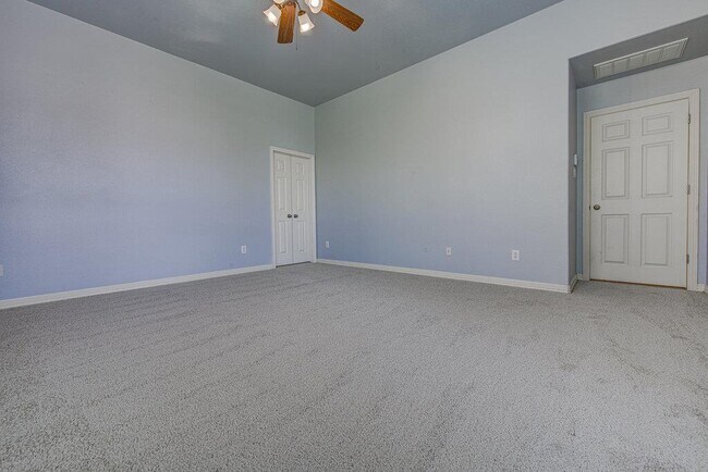 Building Photo - 2785 Lake Forest Dr