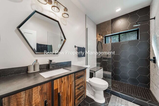 Building Photo - Gorgeous Home on Bear Mountain!