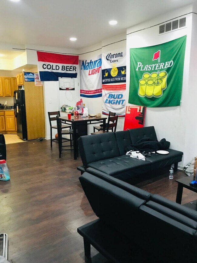 Building Photo - Gorgeous 6-Bedroom Townhouse One Block fro...