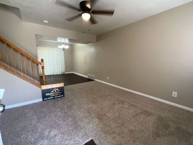 Building Photo - 3 bdrm 2 1/2 bath Townhome