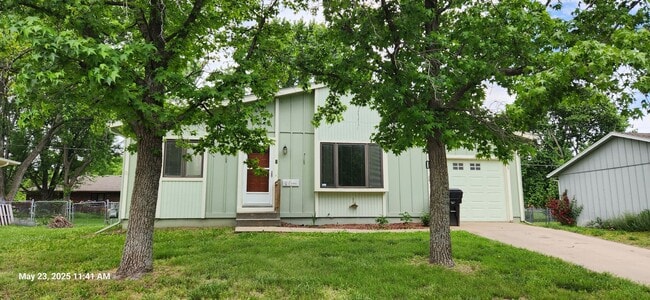 Building Photo - You'll love this 2BR + bsmt bonus rooms ra...