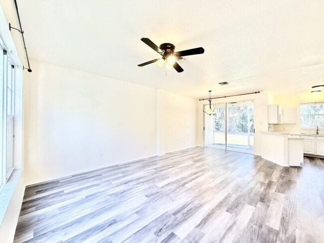 Building Photo - 13706 Forest Lake Dr