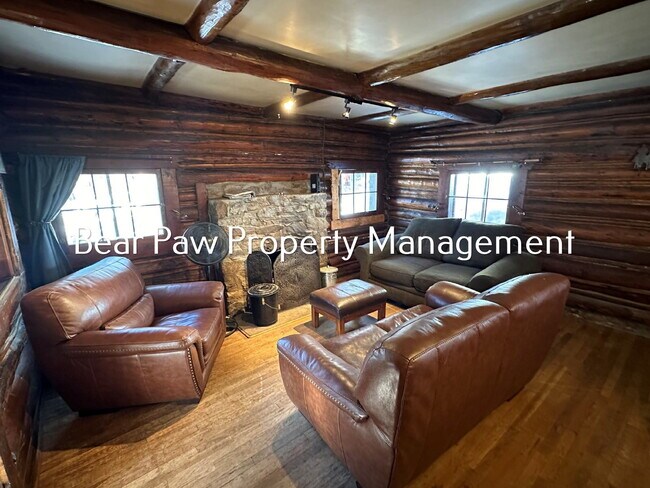 Building Photo - Two Bedroom Cabin in Indian Hills!