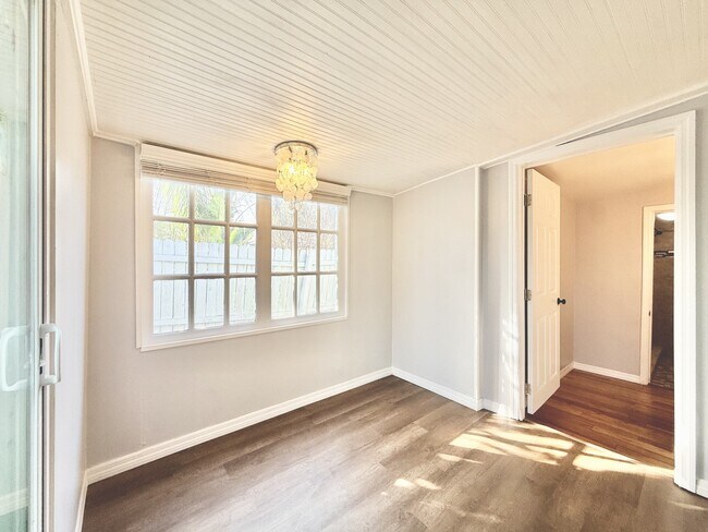 Building Photo - 713 Smith St