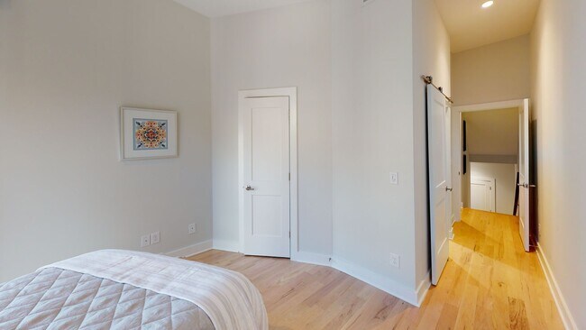 Building Photo - Modern Townhome with Roof Terrace in Dilworth Neighborhood Charlotte NC