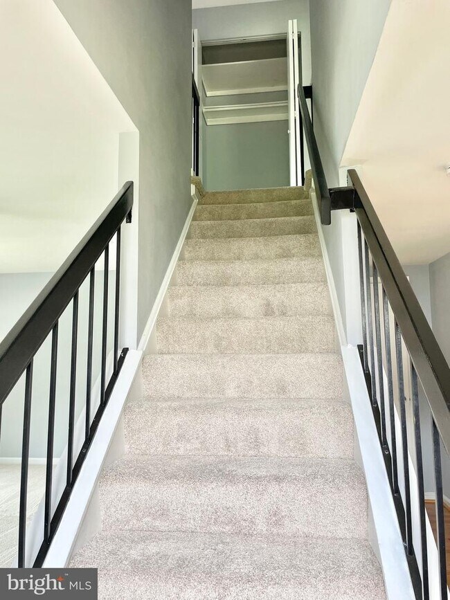 Building Photo - 1009 Kings Ct