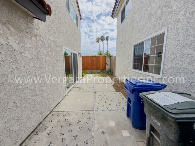 Building Photo - 1136 Gian Dr