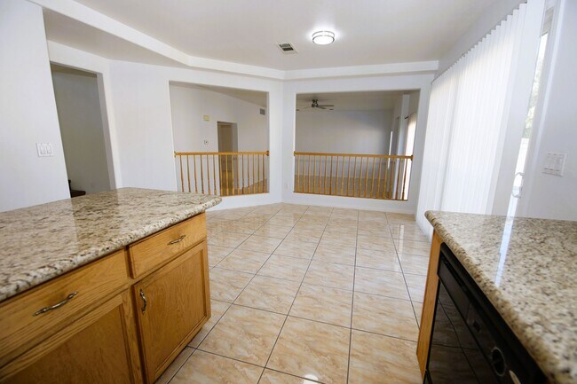 Building Photo - HUGE LOFT + 5 BEDROOMS IN SE