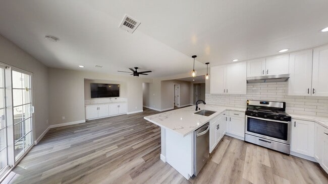 Building Photo - Newly Renovated (2022)! Amazing Location! ...