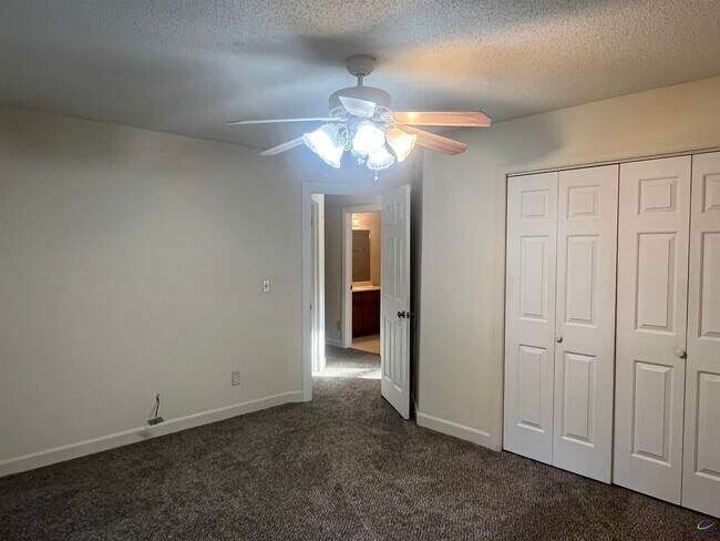 Building Photo - 115 Wedgewood Ct