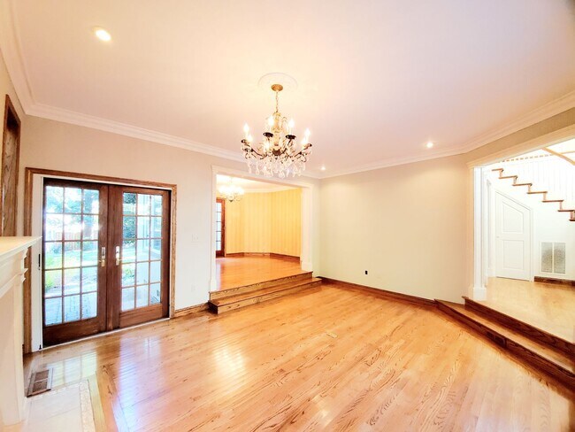 Building Photo - Elegant Woodside Tudor Home