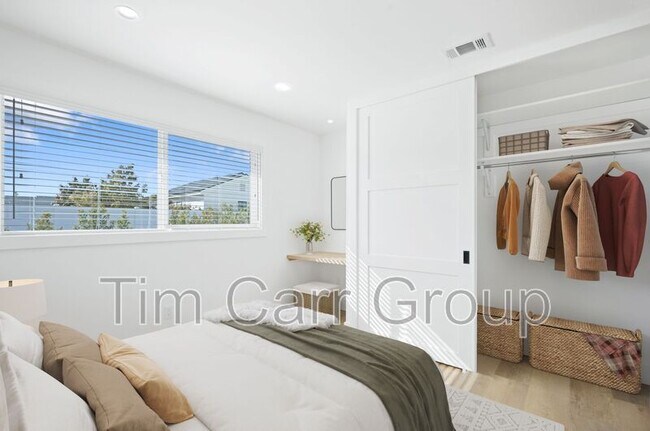 Building Photo - 243 E 20th St