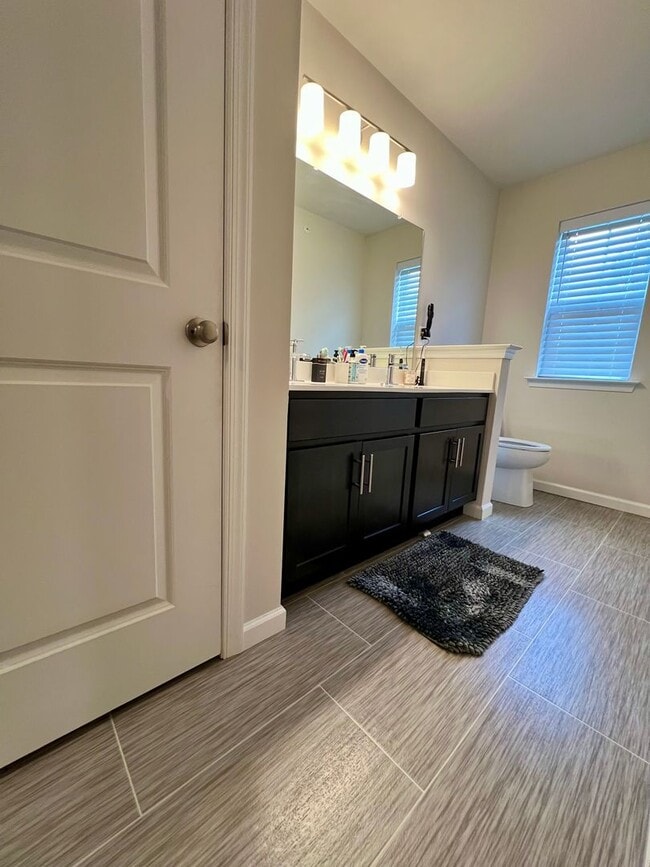 Building Photo - Luxurious 3-Bedroom Townhome in Norristown! Available mid-July!