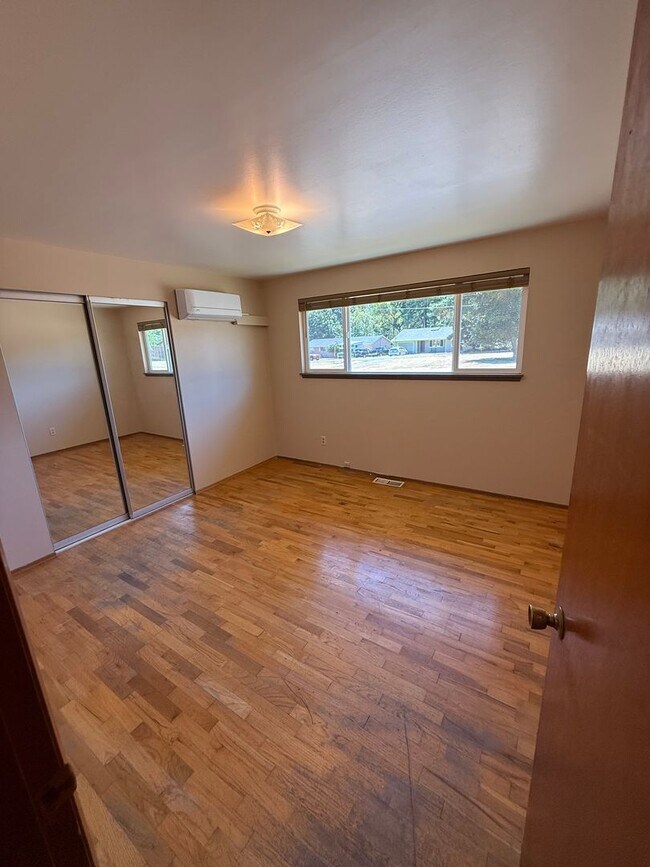 Building Photo - 3 Bed, 1 Bath Single Level Home For Rent in Port Townsend!