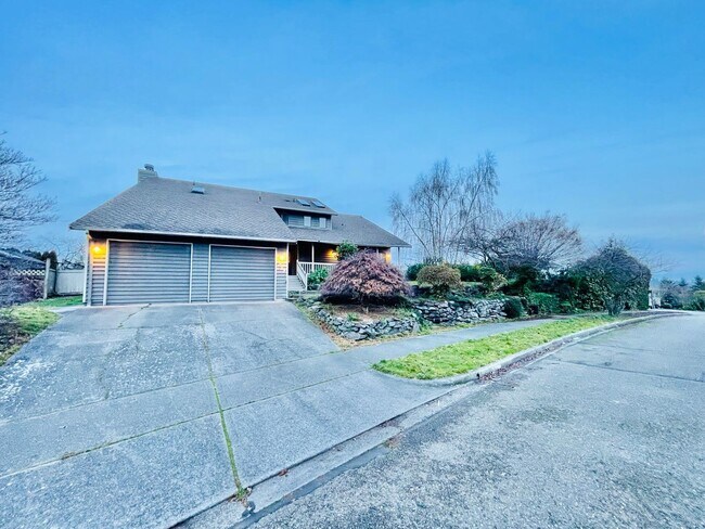 Primary Photo - Luxurious 4-Bedroom Retreat with Mount Rai...