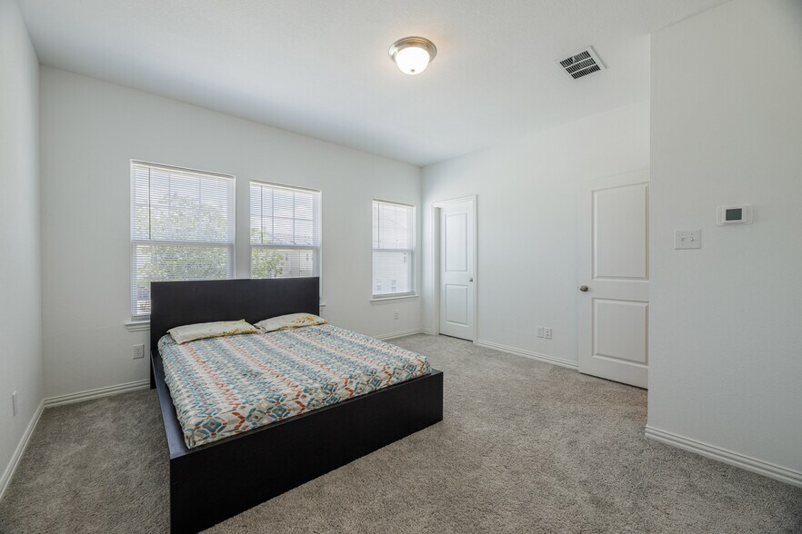 Building Photo - 9939 Schramm St