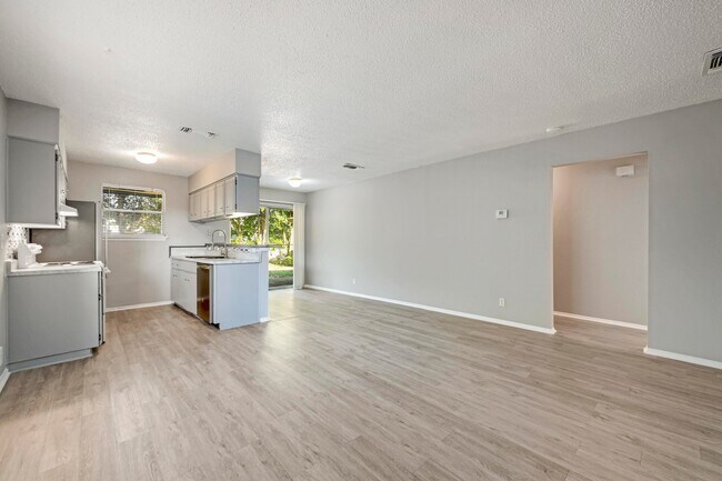 Building Photo - 2105 Darwin Dr