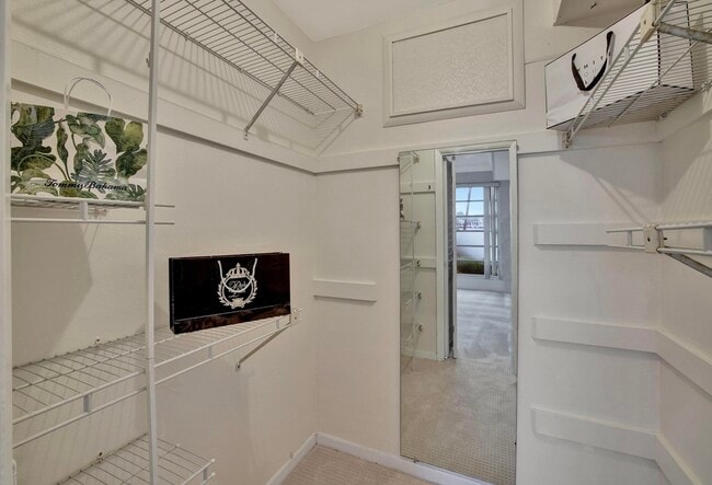 Building Photo - 2727 Yacht Club Blvd
