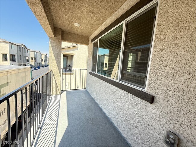 Building Photo - 2662 Champagne Gold Ave