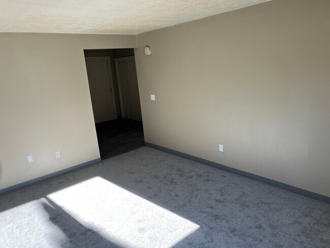 Building Photo - 35 Log St