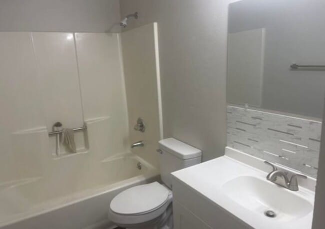 Building Photo - Newly Updated 2-Bedroom Apartment Availabl...