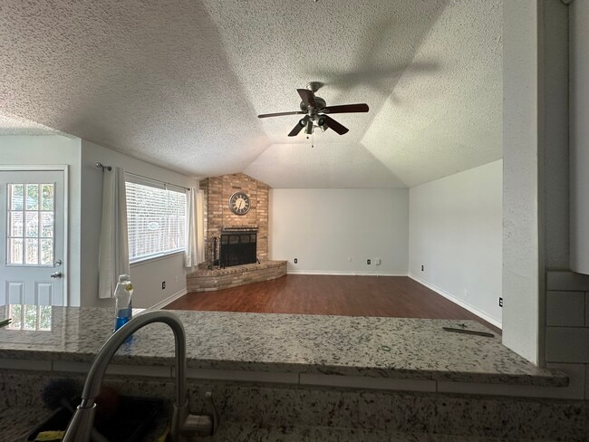 Building Photo - 6409 Shady Green