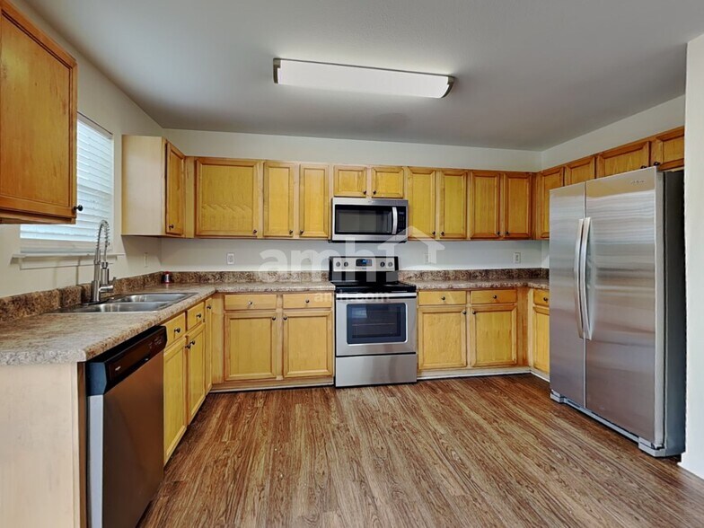 Building Photo - 1524 Eastway Dr