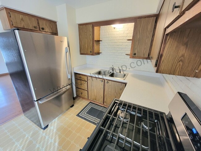 Building Photo - Great Location!