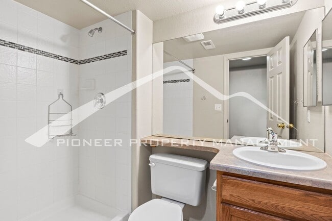 Building Photo - Beautiful 4-bedroom, 3.5-bath home with oversized 2 car garage, AC and enclosed back yard