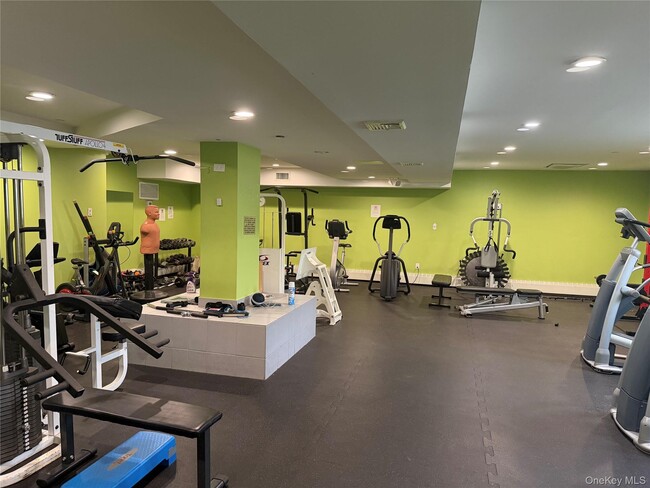 Building Photo - 25 W Broadway