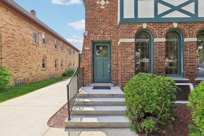 Building Photo - 4139 N Bartlett Ave