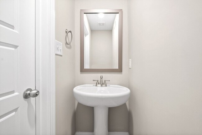 Building Photo - 913 Lutz Ln