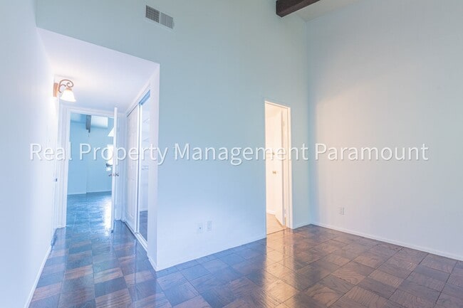 Building Photo - Don't miss out! 2 Bed 2 bath ready to go!