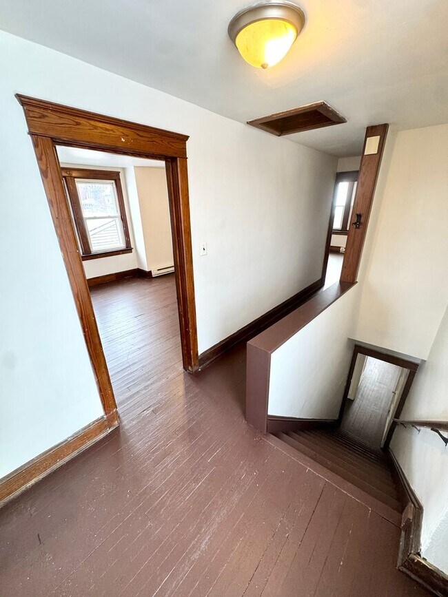 Building Photo - 819 E 5th St