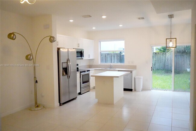 Building Photo - 1450 SE 26th Ter