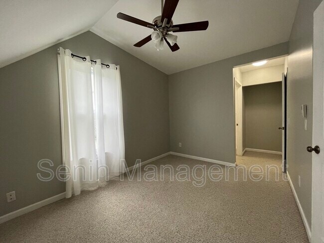 Building Photo - 2527 Hartline Dr