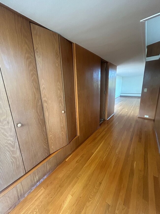 Building Photo - 3 bed, 2 1/2 bath house