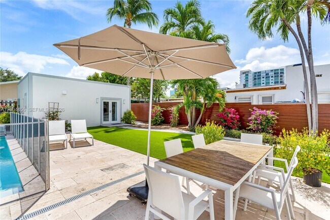 Building Photo - Southwest 20th Road, Miami, FL 33129 - 3 BR 2.5 BA single-family home