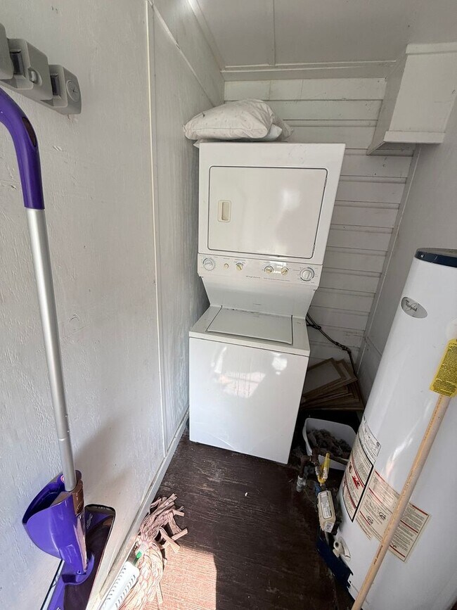 Building Photo - Two Bedroom Normaltown Home