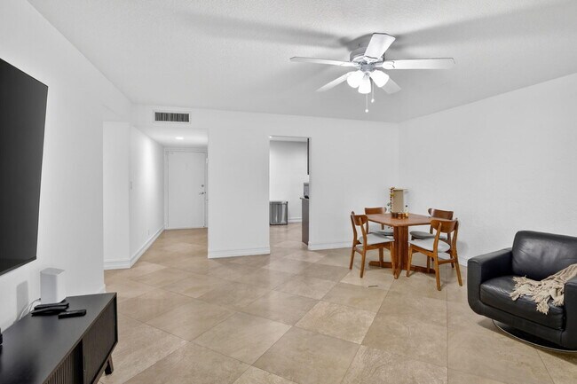 Building Photo - 9101 Jacaranda Ln