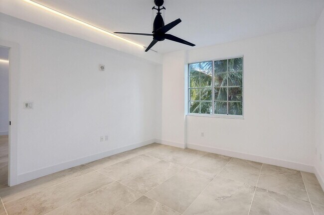 Building Photo - 250 NE 3rd Ave