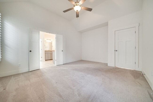 Building Photo - 279 Tanglewood Ln