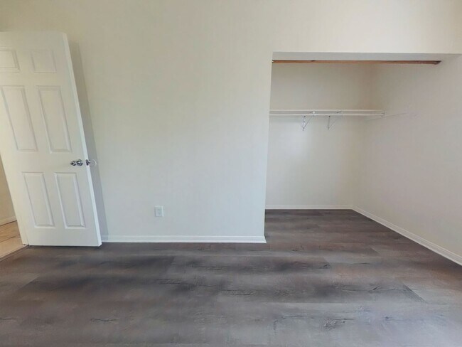 Building Photo - 7 Bedroom 4 Bath Home a hop and a skip to campus- SUPER CLOSE TO CAMPUS!