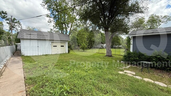 Building Photo - 519 E Gandy St