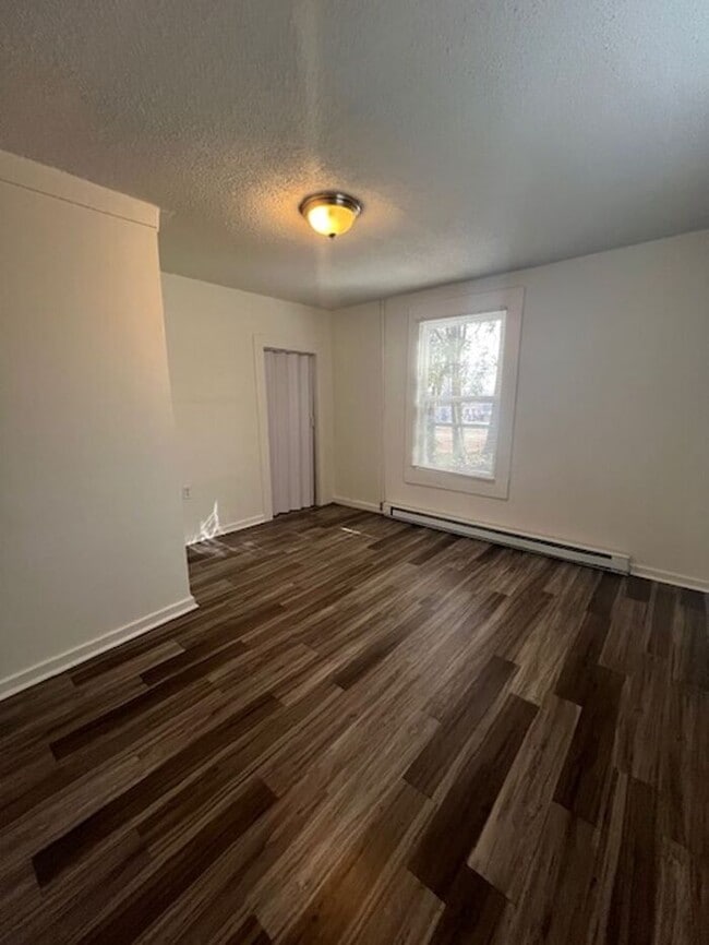 Building Photo - Beautiful 4 bedroom 1.5 bath House