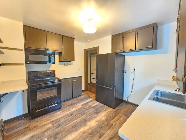 Building Photo - $2,300 - 4 Bed / 2 Bath Charming Home In P...