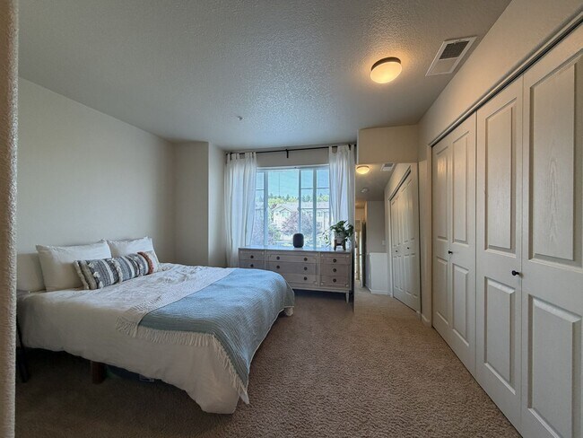 Building Photo - 10721 NE Gateway Pl
