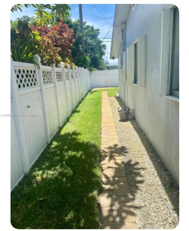 Building Photo - 1740 NE 56th St