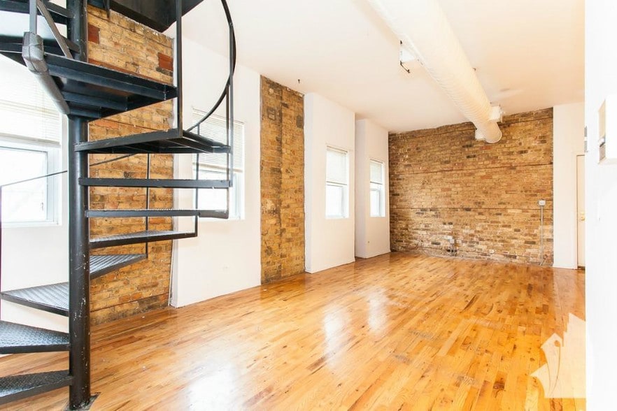 Building Photo - 2057 W Dickens Ave