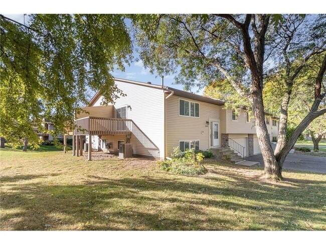 Building Photo - Updated 3 bedroom, 2 bath townhome near Eden Prairie Center!  Available 3/1/26